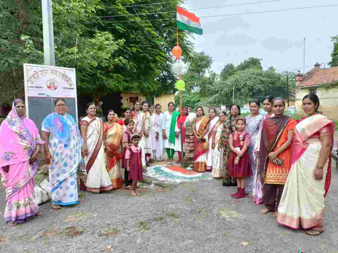 करमाळा येथे प्रथमच महिलांच्या वतीने ध्वजारोहण संपन्न - प्रियांका गायकवाड, शिवसेना महिला तालुका प्रमुख करमाळा