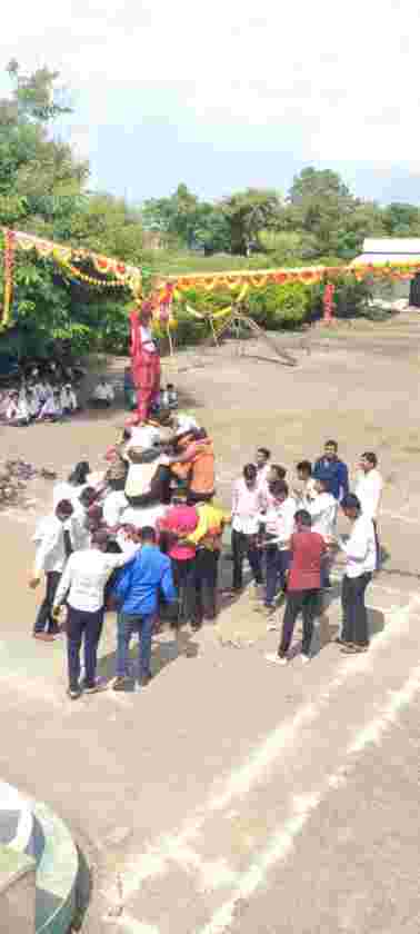 चिंभळे येथे के.पी.जाधव हायस्कूल अँड ज्युनिअर कॉलेजमध्ये भव्य दहीहंडीचेआयोजन