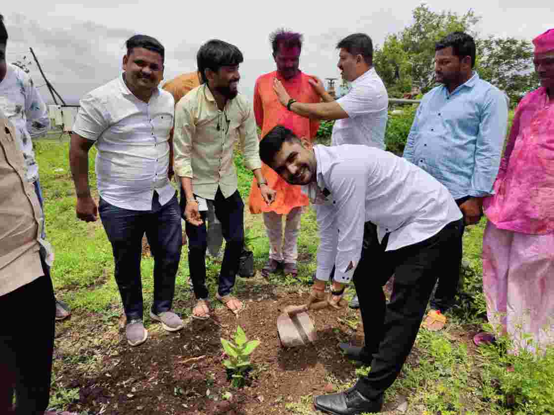 चौथ्या श्रावणी सोमवार निमित्तानं श्री क्षेत्र भुलेश्वर येथे मराठा महासंघाच्या वतीने 25 बेल  वृक्ष झाडांचे वृक्षारोपण