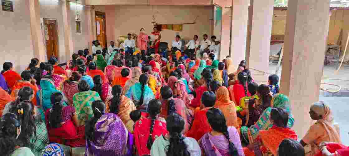 उमेद महाराष्ट्र राज्य ग्रामीण जीवनोन्नती अभियानांतर्गत पंचायत समिती श्रीगोंदा अंतर्गत खरातवाडी येथे महिला मेळावा आयोजित 