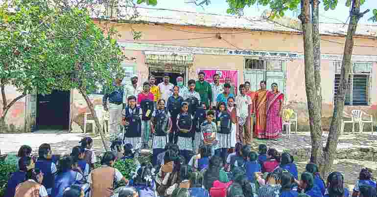 दिव्य समाज निर्माण संस्थेने घेतलेल्या १० दत्तक विद्यार्थ्यांना गणवेश आणि शालेय साहित्याचे वाटप...