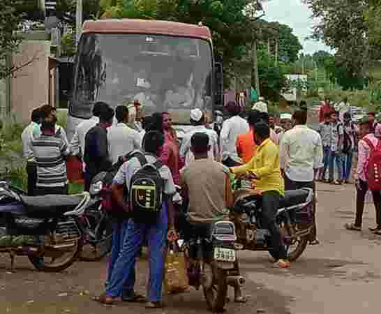 मुंढेकरवाडी, आनंदवाडी साठी स्वतंत्र बसची मागणी; प्रचंड गर्दी मुळे विद्यार्थिनींचे होतात हाल!!

श्रीगोंद्याच्या एसटी डेपो प्रशासनाने तात्काळ लक्ष घालावे       पालकांची मागणी