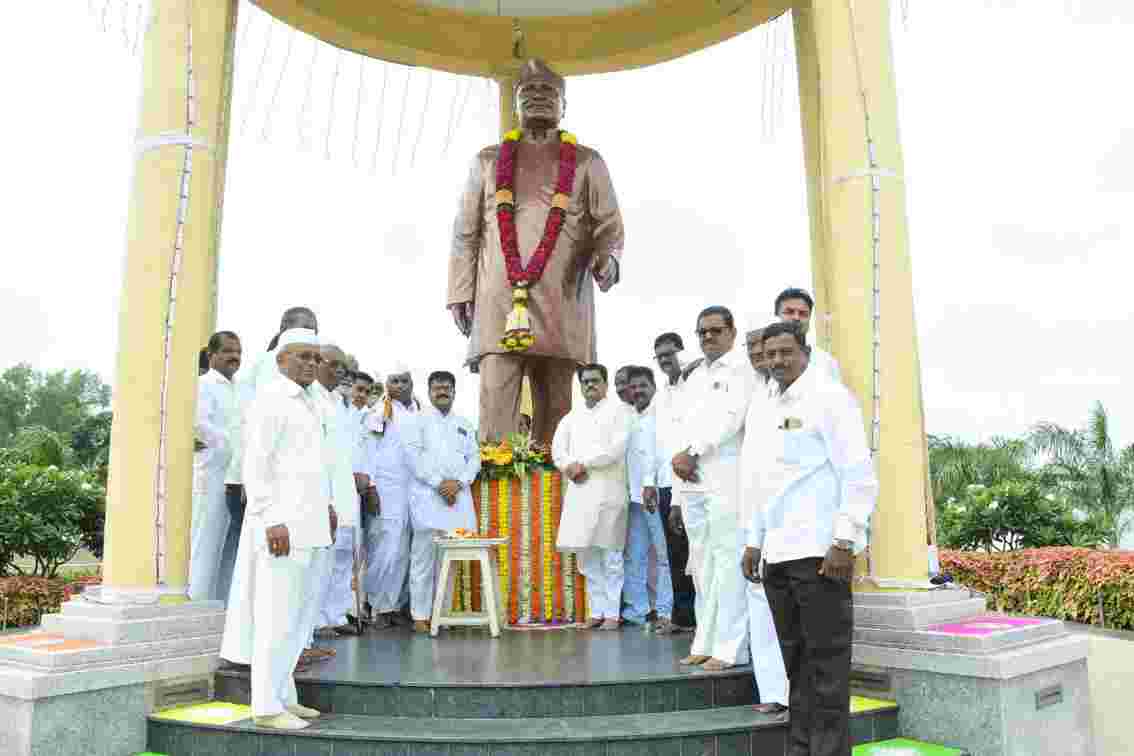 स्वर्गीय शिवाजीराव नागवडे बापूंमुळे सहकार क्षेत्राला महाराष्ट्रात आदर्श नेतृत्व लाभले ह भ प डॉ सुहास महाराज फडतरे