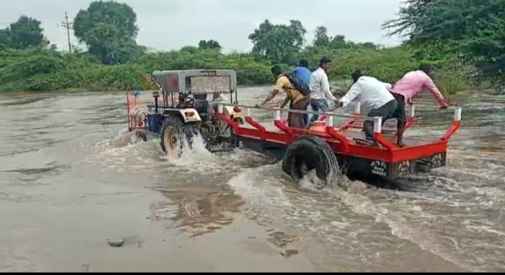 पहा पेडगाव येथील सरस्वती नदीच्या पुलावरील प्रवाशांच्या जीवघेणा प्रवास सुरू