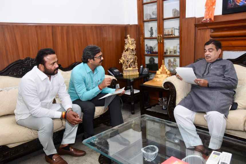 दौंड तालुक्याचे आमदार राहुल कुल यांनी सोलापूर राष्ट्रीय महामार्गा संबंधित निधी मिळावा,केंद्रीय वाहतूक मंत्री नितीन गडकरी याची घेतली भेट
