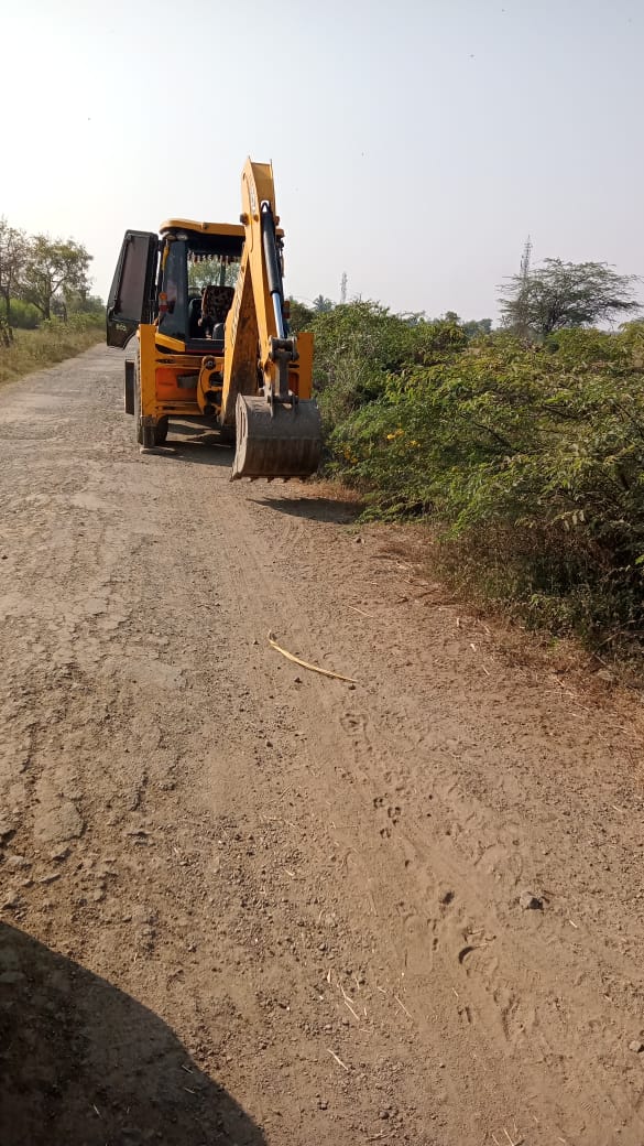 अखेर लिंपणगाव ते श्रीगोंदा रेल्वे स्टेशन रस्त्याच्या दुतर्फी काटेरी झाडे काढल्याने रस्त्याने घेतला मोकळा श्वास