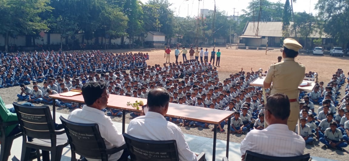 जनता विद्यालयाच्या विद्यार्थ्यांनी गिरविले वाहतूक नियमांचे धडे