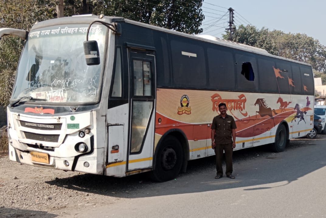 स्वारगेट तुळजापूर शिवशाही एस टी बसला चौफुला येथे रात्रीच्या वेळी अज्ञात इसमाने मारला दगड, यवत पोलीस स्टेशन येथे तक्रार दाखल