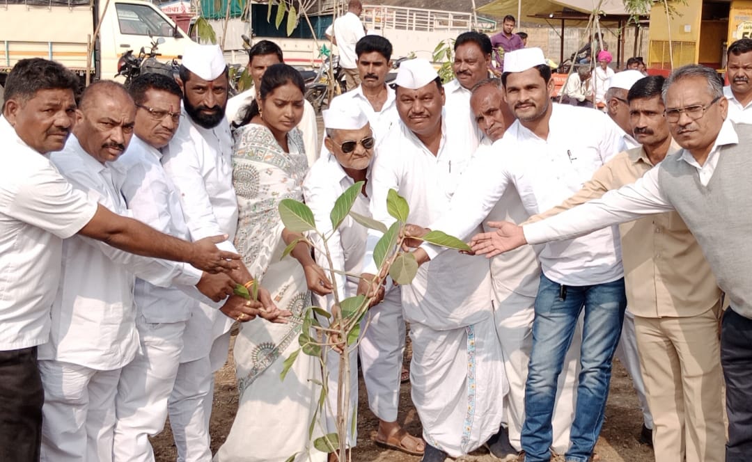 प्रजासत्ताक दिनाच्या निमित्ताने यवत येथील चालक-मालक यांच्या वतीने पी एम पी एल बस स्टैंड येथे मान्यवरांच्या हस्ते झाले वृक्षरोपण