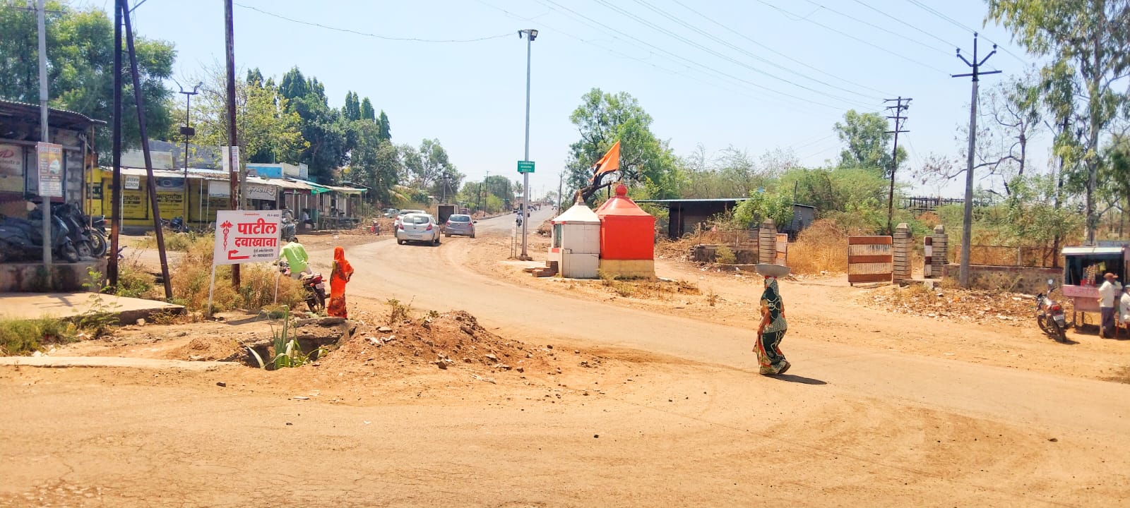 कमला भवानी मंदिर चौक
होणार मृत्यूचा सापळा

ग्रामस्थांच्या आडमुठे भूमिकेमुळे ठेकेदार अडचणीत

कमला भवानी देवी ट्रस्टची भूमिका गुलदस्त्यात
