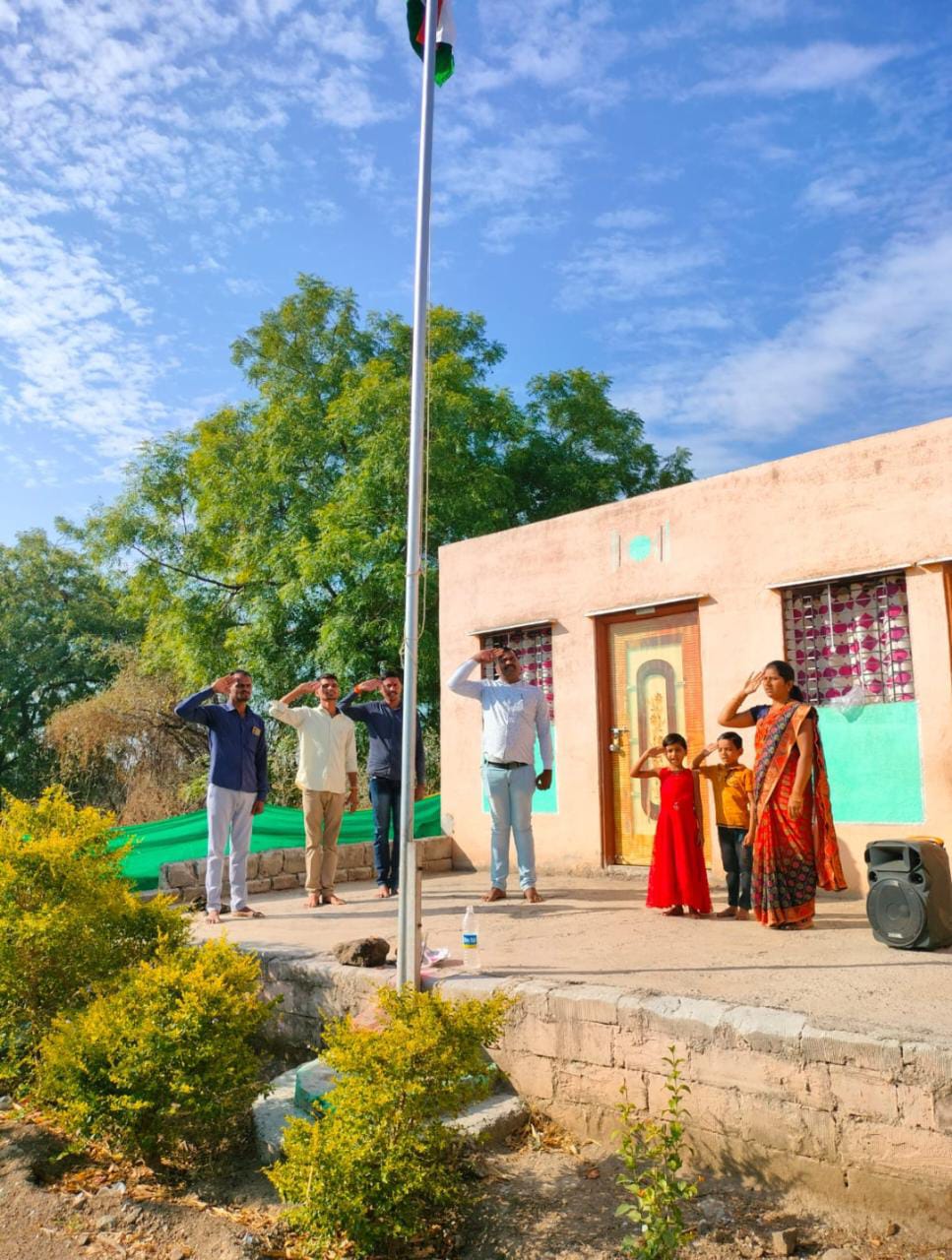 मेक इन इंडिया इंग्लिश स्कूल मध्ये महाराष्ट्र दिन उत्साहात साजरा