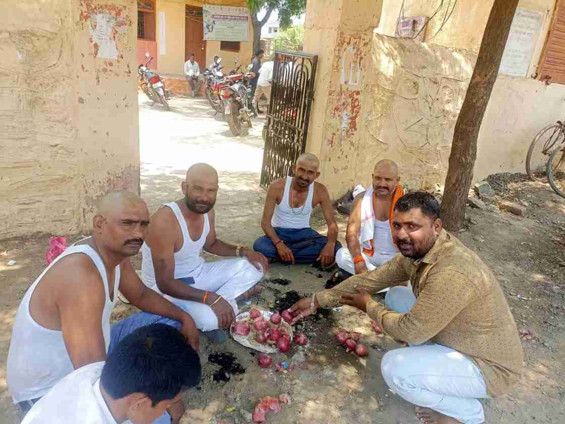 शेतकऱ्यांचे गंगापूर बाजारसमितीत कांद्याचा दशक्रियाविधी करून मुंडन आंदोलन(योगेश मोरे, मराठवाडा विभागीय प्रतिनिधी)