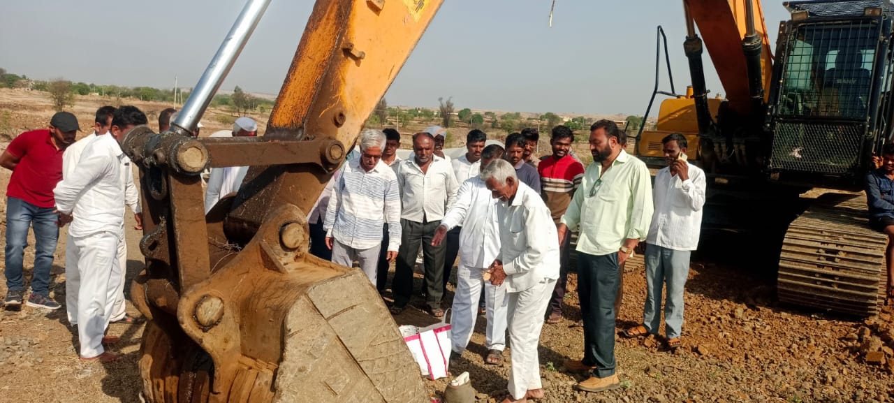 आमदार संजय मामा शिंदे यांच्या विशेष प्रयत्नातून कुकडी प्रकल्प...
पोंधवडी चारीवरून शितोळे उपचारीचे काम सुरू...