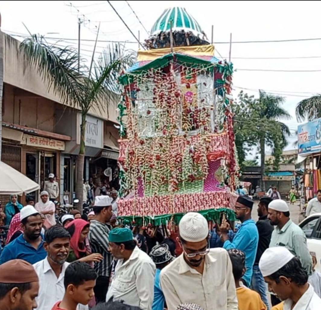 यवत येथिल सुंन्नी मुस्लिम समाजाने जपली धार्मिक परंपरा, मोहरम ताजे, ढोल ताशाच्या पारंपारिक वाद्यात भव्य मिरवणूक