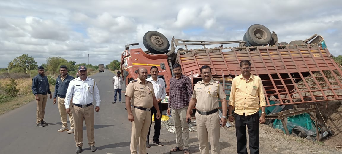 मोरगाव निरा रस्त्यावर मालवाहतूक ट्रक पलटी