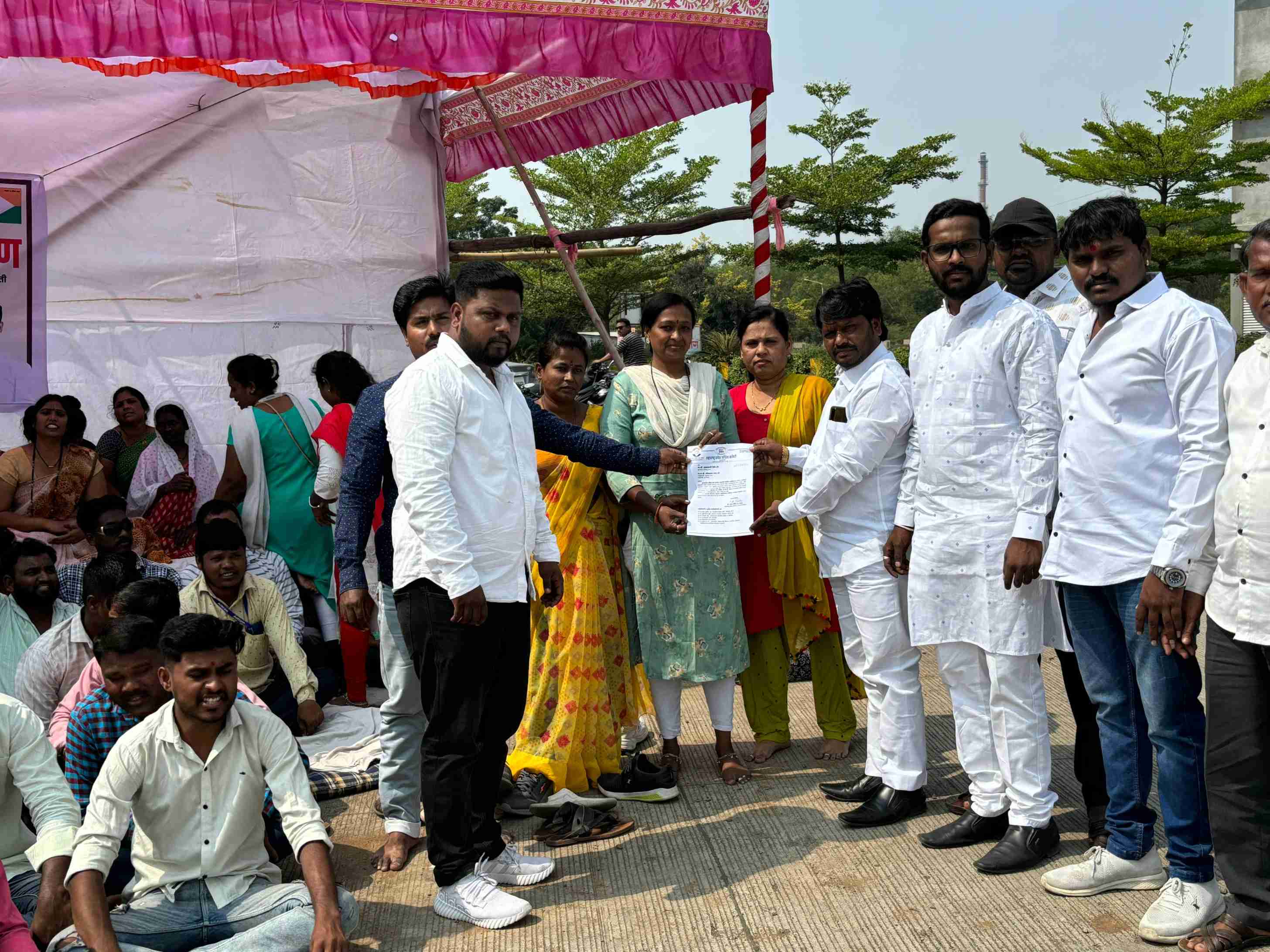 पुण्यश्लोक अहिल्यादेवी होळकर शासकीय वैद्यकीय महाविद्यालय कंत्राटी कर्मचाऱ्यांचे विविध मागण्यासाठी उपोषण 