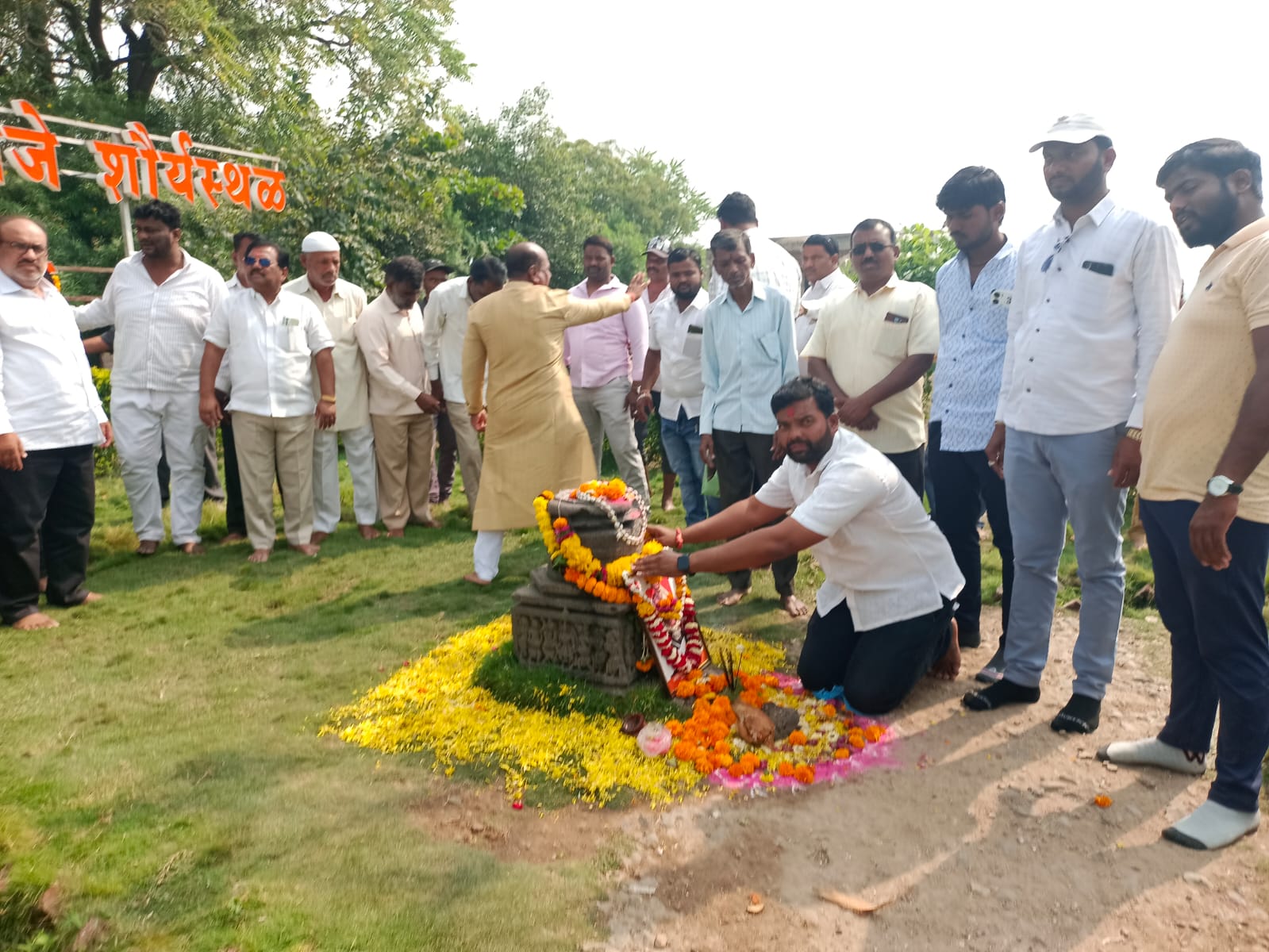 लोकनियुक्त नवनिर्वाचित सरपंच इरफानभाई पिरजादे यांनी पाडव्याच्या मुहूर्तावर धर्मवीर छत्रपती संभाजी महाराज यांच्या शौर्य स्तंभाला मानवंदना देऊन  पदभार स्वीकारला