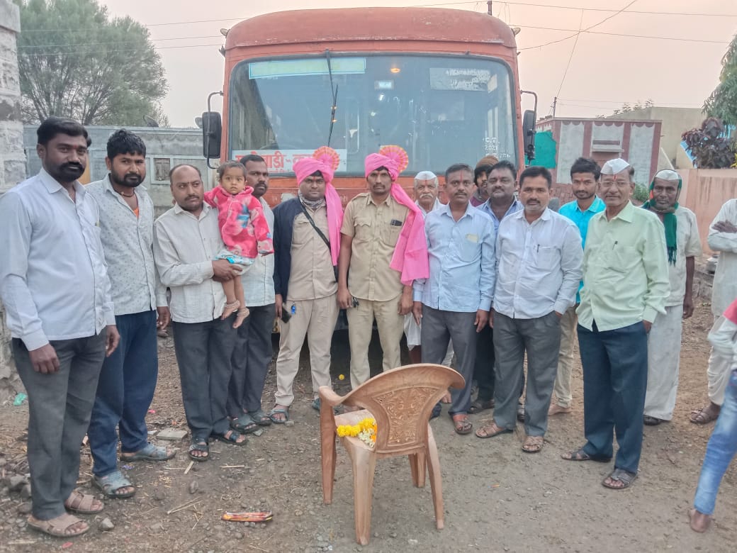 स्वातंत्र्यानंतर प्रथमच म्हसेवाडी गावासाठी सुरू झाली बससेवा...
गाव भेट दौऱ्यात ग्रामस्थांनी आमदार शिंदे यांच्याकडे केली होती मागणी...