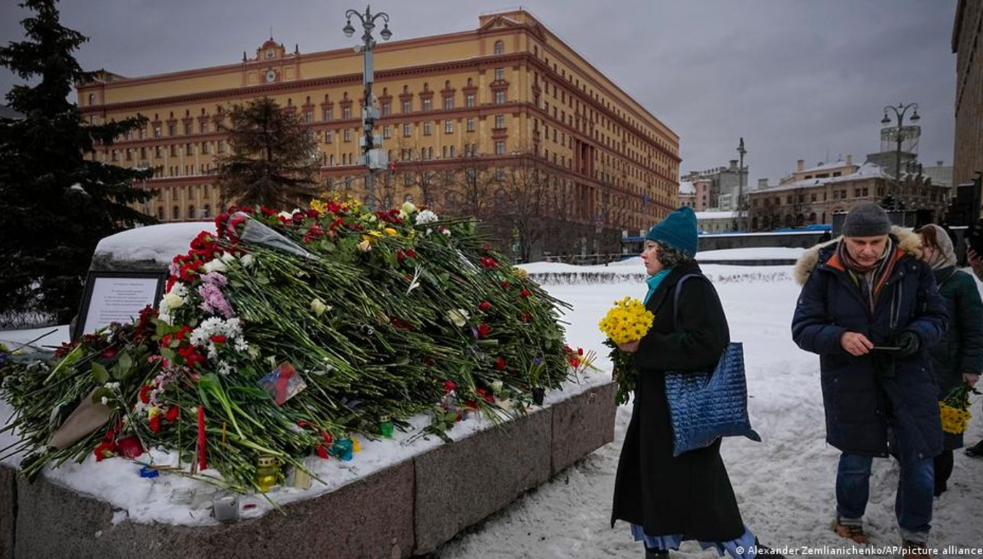 Apoiantes de Alexei Navalny Reúnem-se em Moscovo em Homenagem ao Opositor Russo