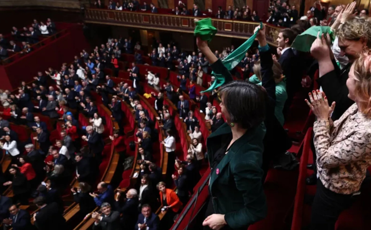 França adota medida controversa ao inscrever o direito ao aborto na Constituição