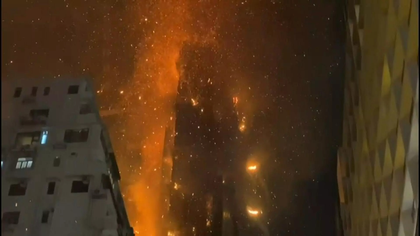 Incêndio Catastrófico em Arranha-Céus de Hong Kong: Pelo Menos Quatro Mortos e Habitantes Encurralados