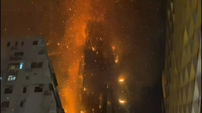 Incêndio Catastrófico em Arranha-Céus de Hong Kong: Pelo Menos Quatro Mortos e Habitantes Encurralados