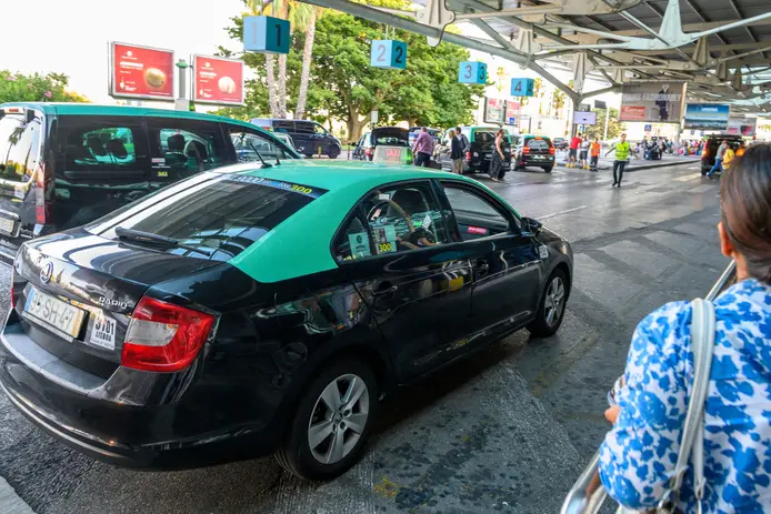 Lisboa fixa táxi do aeroporto entre 16 e 19 euros