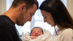 Parlamento aprova licença parental de seis meses paga a 100%