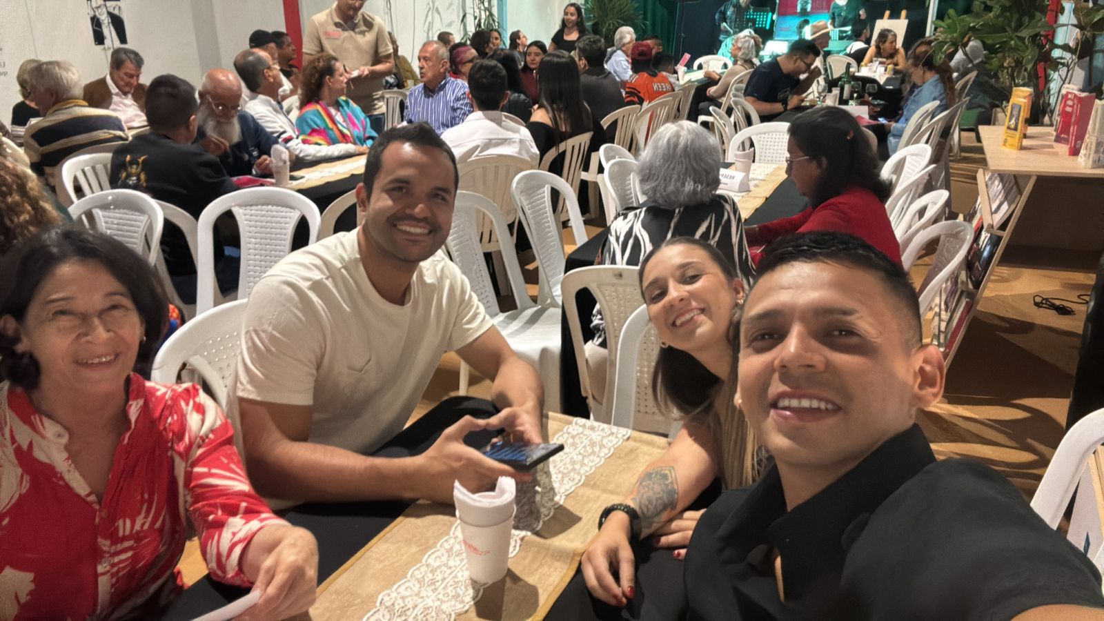 Invitados disfrutando el evento