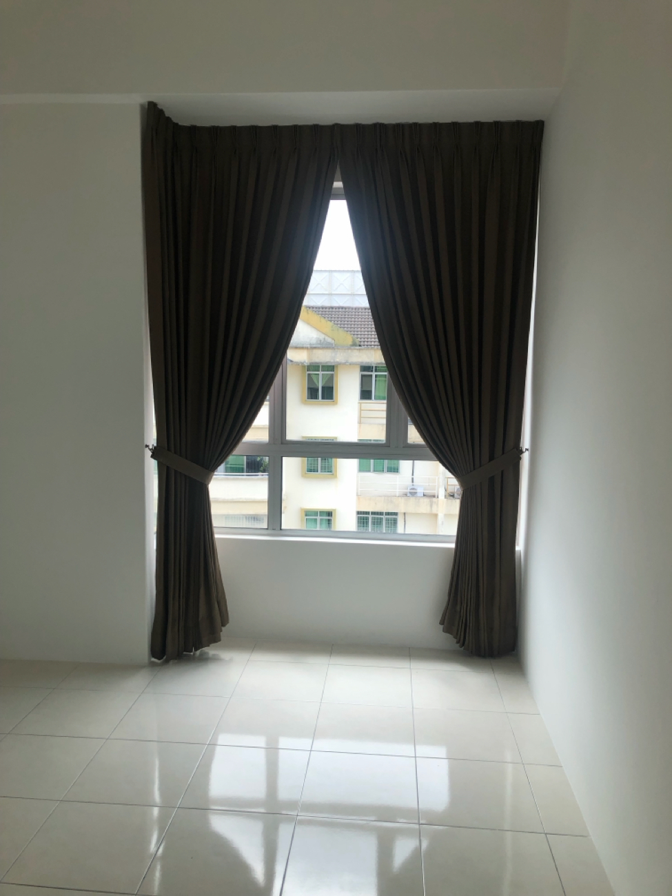 Unfurnished Apartment with 3 Bedrooms — photo 2