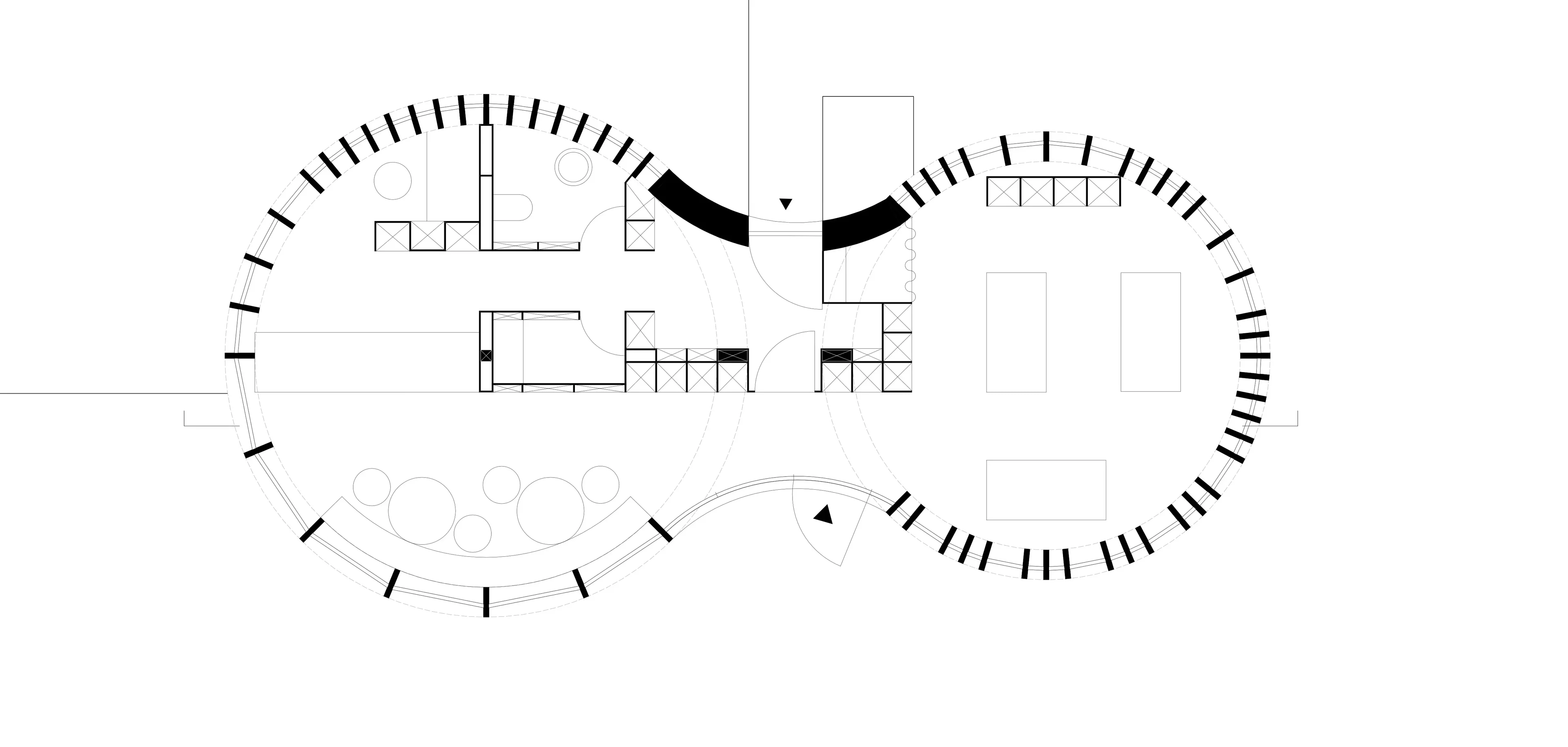 Grundriss: Zwei ineinandergreifende Kreise mit radialem Waffel-Regalsystem und 56 Holzstützen.