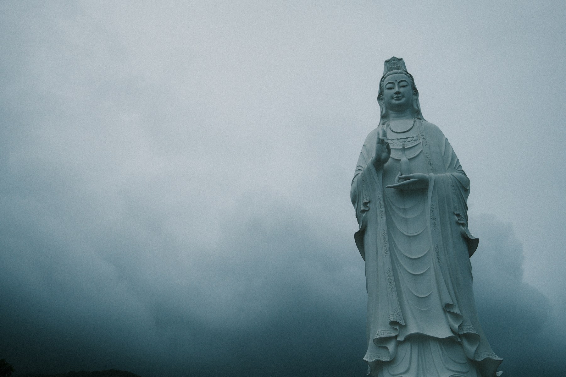 Statue dans la brume