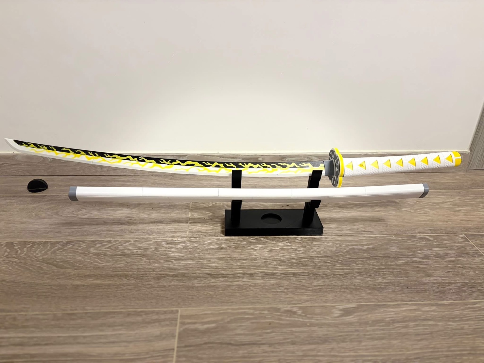 Katana decorativa cu suport