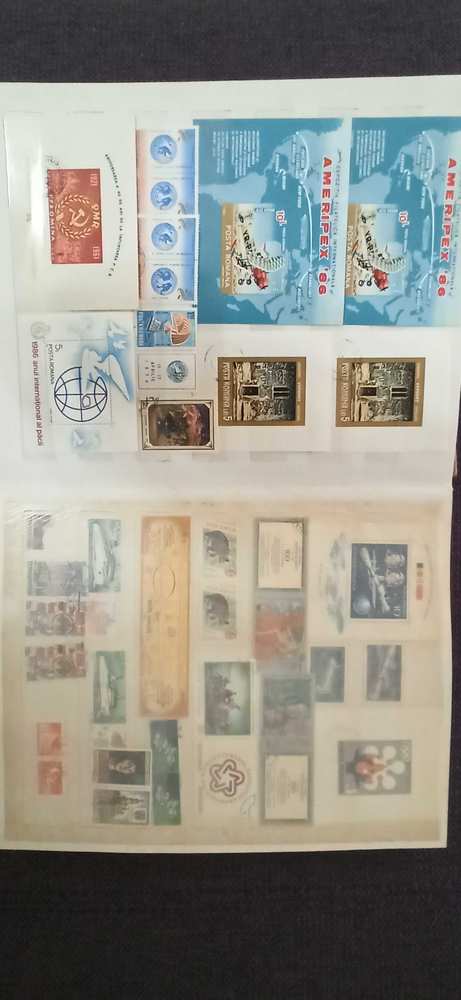 Vând clasor timbre românești și străine