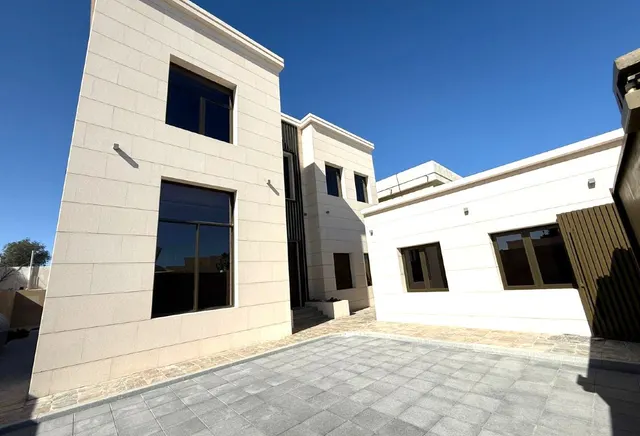 MODERN SEMI-FURNISHED VILLA WITH POOL & LIFT
