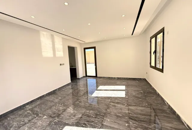 MODERN SEMI-FURNISHED VILLA WITH POOL & LIFT