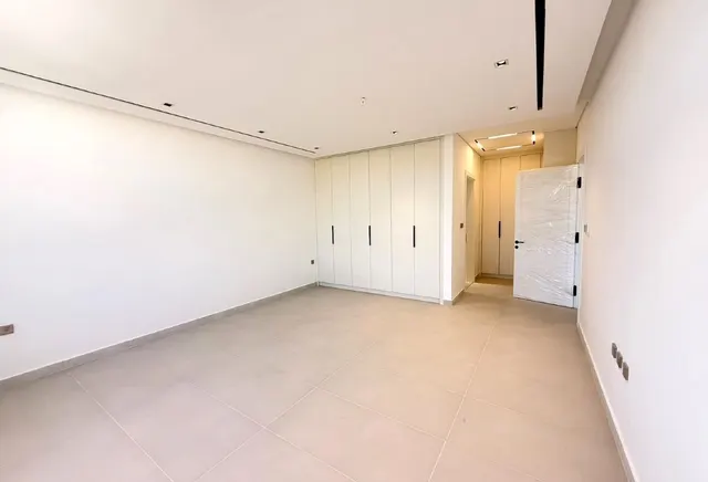 MODERN SEMI-FURNISHED VILLA WITH POOL & LIFT