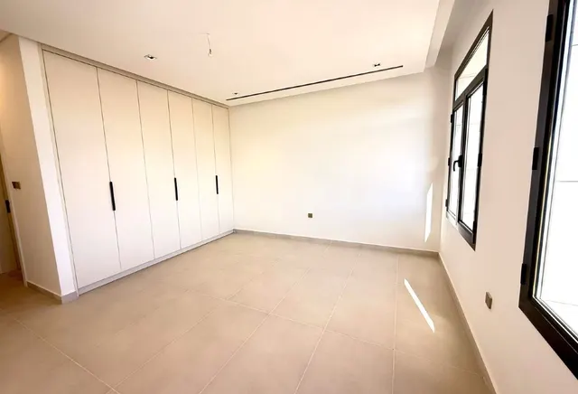 MODERN SEMI-FURNISHED VILLA WITH POOL & LIFT