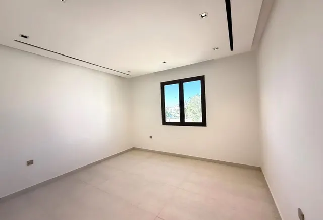 MODERN SEMI-FURNISHED VILLA WITH POOL & LIFT