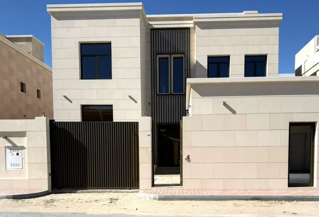 MODERN SEMI-FURNISHED VILLA WITH POOL & LIFT
