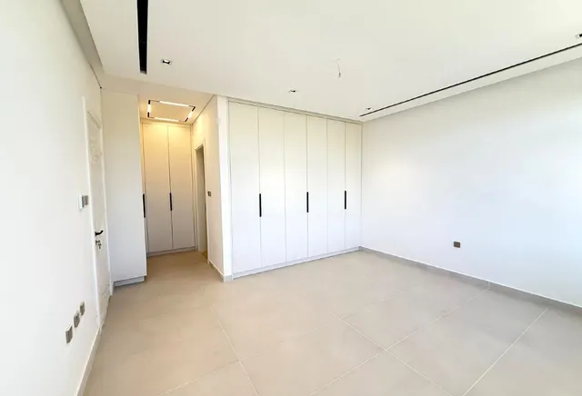 MODERN SEMI-FURNISHED VILLA WITH POOL & LIFT
