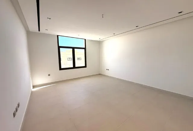 MODERN SEMI-FURNISHED VILLA WITH POOL & LIFT