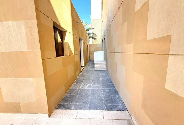 MODERN SEMI-FURNISHED VILLA WITH POOL & LIFT