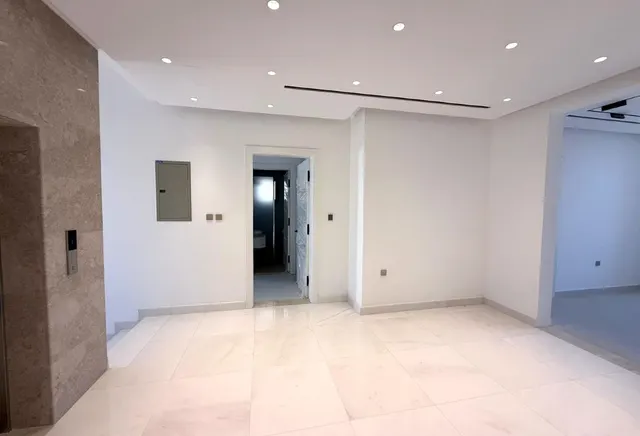 MODERN SEMI-FURNISHED VILLA WITH POOL & LIFT