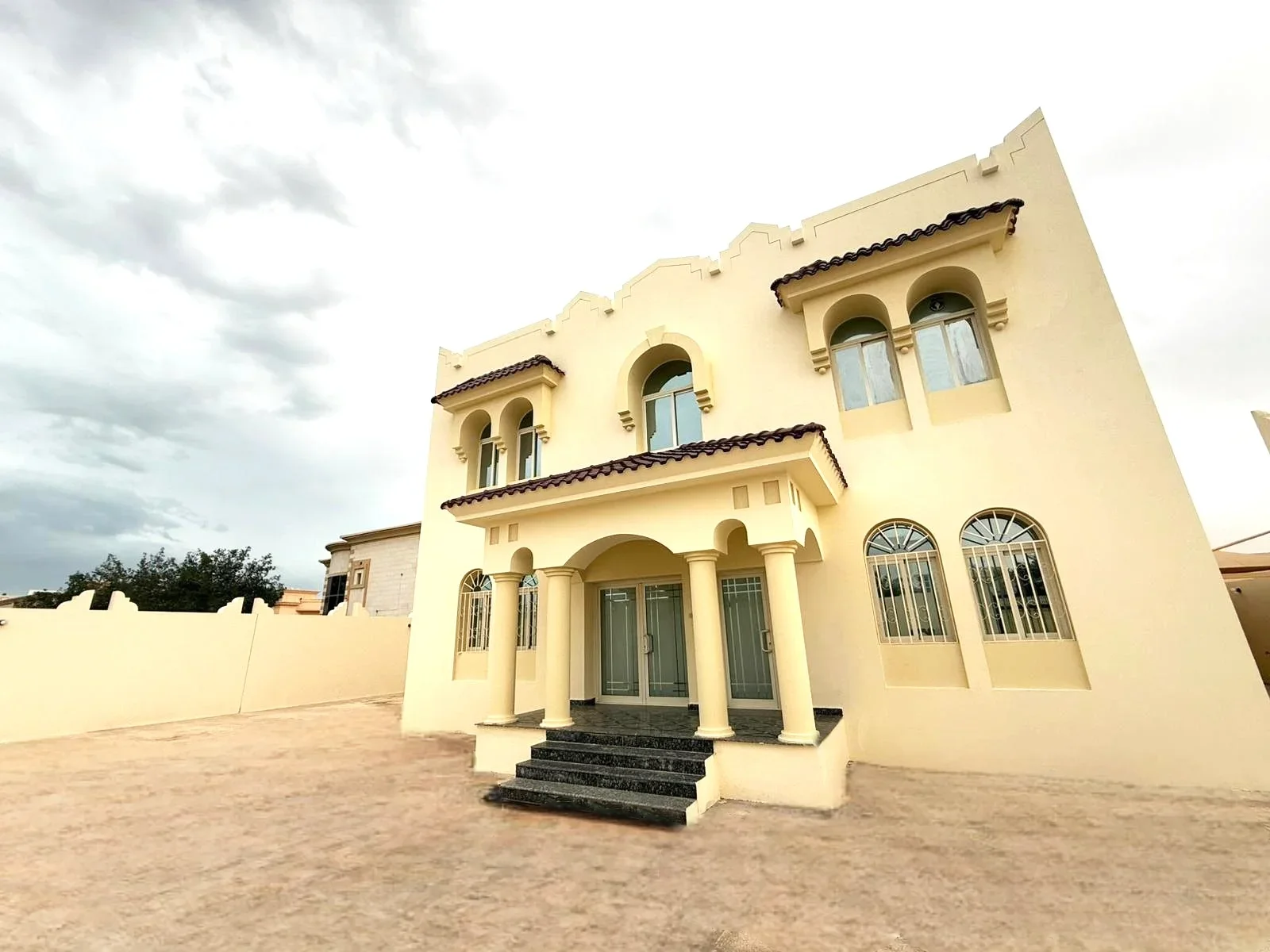 SPACIOUS 5BR CORNER VILLA | WEST BAY-ONAIZA
