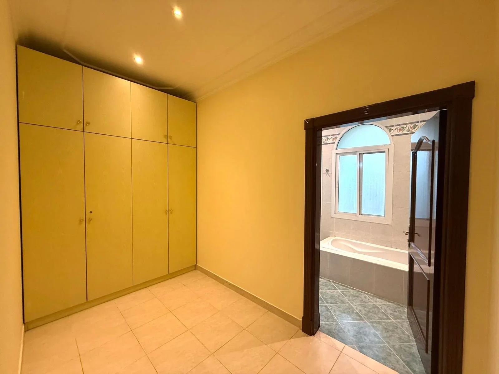 SPACIOUS 5BR CORNER VILLA | WEST BAY-ONAIZA