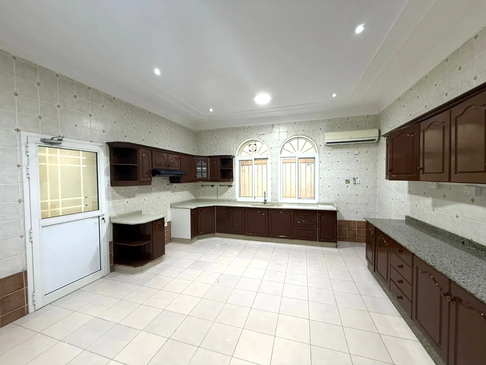 SPACIOUS 5BR CORNER VILLA | WEST BAY-ONAIZA