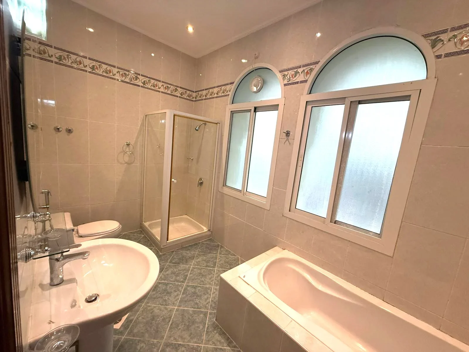SPACIOUS 5BR CORNER VILLA | WEST BAY-ONAIZA