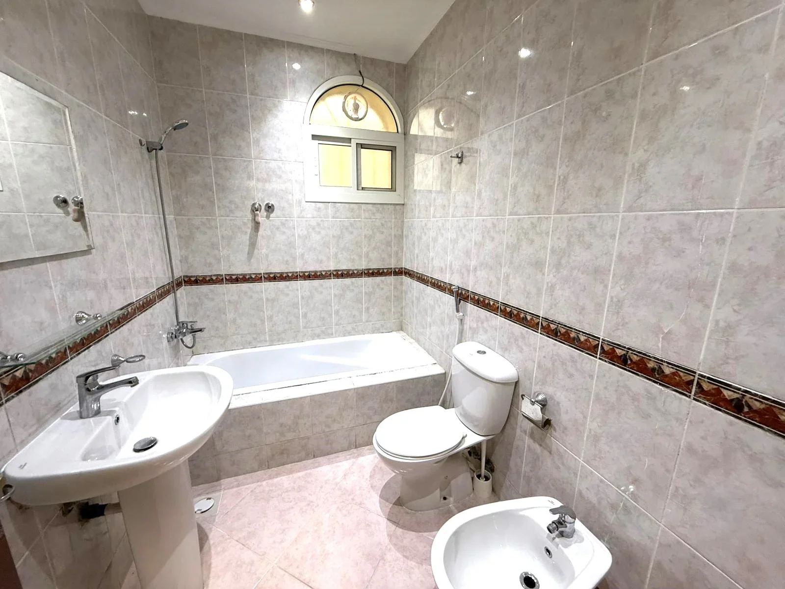 SPACIOUS 5BR CORNER VILLA | WEST BAY-ONAIZA