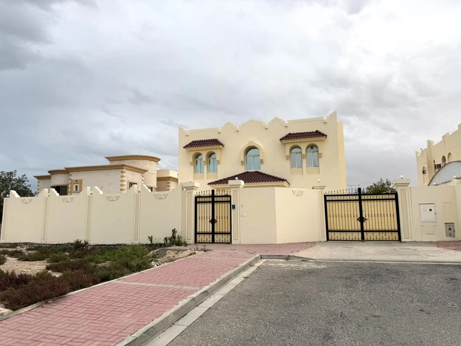 SPACIOUS 5BR CORNER VILLA | WEST BAY-ONAIZA